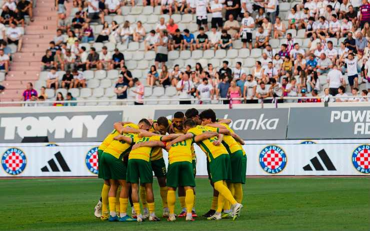 I giocatori dello Zilina in cerchio