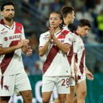 I giocatori del Torino sconsolati dopo il KO di Reggio Emilia