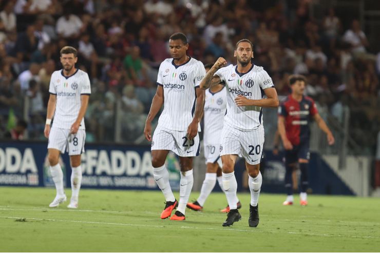 Calhanoglu esulta dopo il gol al Cagliari