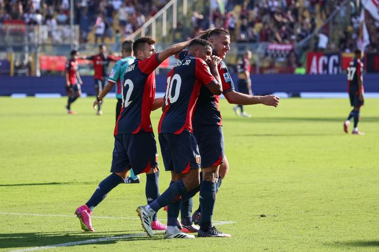 I calciatori del Genoa festeggiano un gol