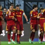 Malen festeggiato dai compagni